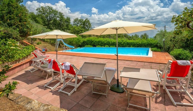 Nice apartment in villa for 6 people with WIFI, pool, TV, balcony, pets allowed and parking