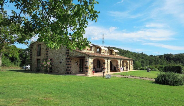 Nice apartment for 6 people with WIFI, pool, TV and patio