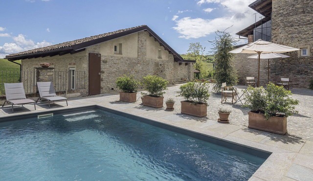 Nice apartment for 4 guests with pool, WIFI and balcony, close to Alba