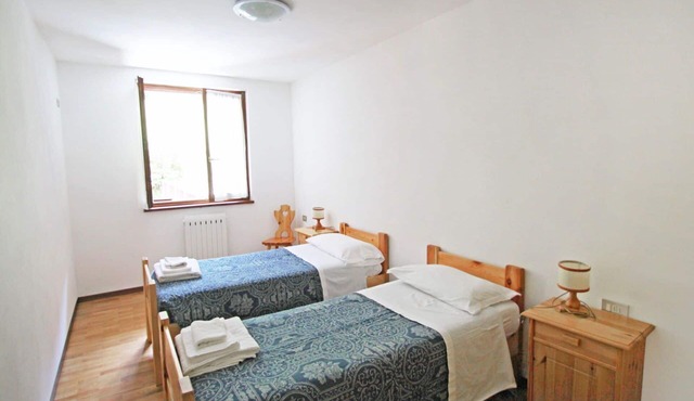 Nice apartment with WIFI, pool, TV, terrace, pets allowed and parking, close to Riva Del Garda
