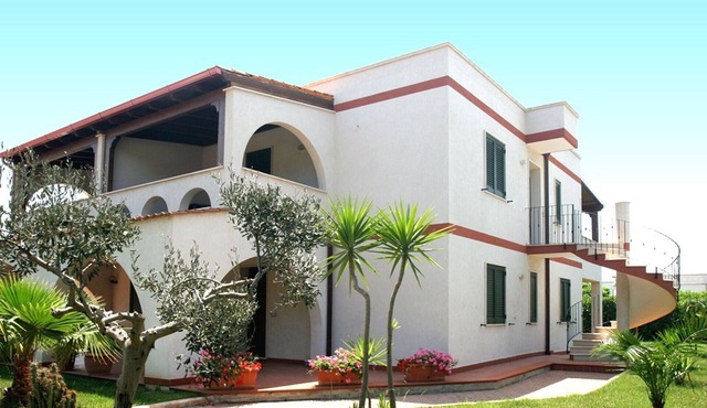 Nice apartment with WIFI, A/C, TV, patio, pets allowed and panoramic view, close to Ostuni