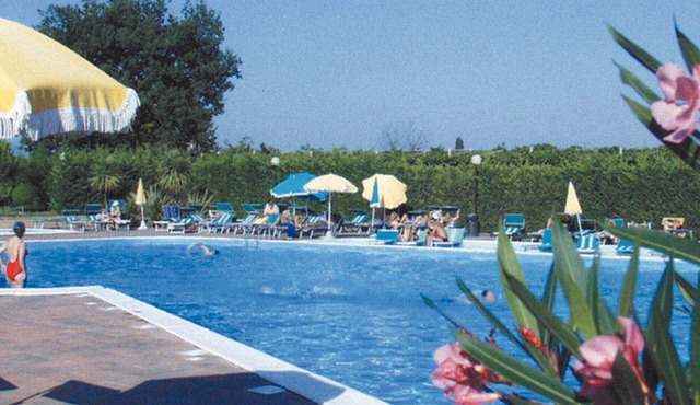 Nice apartment with community pool, garden & 2 balconies