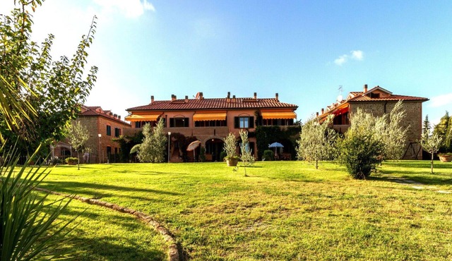 Nice apartment with pool, WIFI, A/C, TV, patio and panoramic view, close to San Gimignano