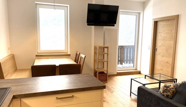 Nice bright apartment in Krimml village, free WiFi, TV, 4 beds, fitted kitchen
