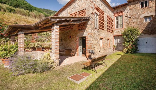 Nice, comfortable holiday home with terrace, on the hills near Lucca