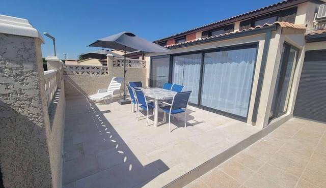 Nice corner villa located with airco in LES TAMARIS (pool extra fees), 2 bedrooms, 3 stars, Wifi,.