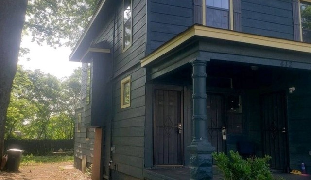 Nice Cozy Bungalow 10 minutes from downtown!