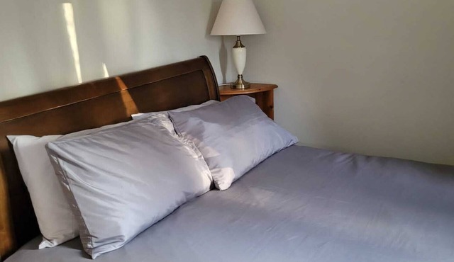 NICE DOUBLE ROOM WITH DELUXE BATHROOM. Just 10 min walk to Basingstoke Hospital