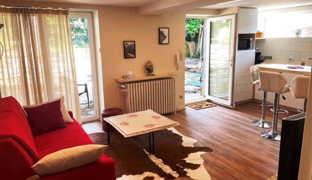 Nice flat in villa, quiet 10mn from the center, streetcar 100m, free parking.