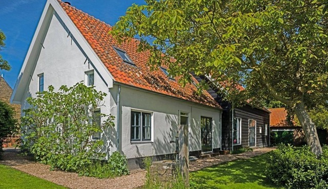 Nice group accommodation close to the sea and the beach. Perfect as a party, conference, training location for companies and team/company trips or workshops.