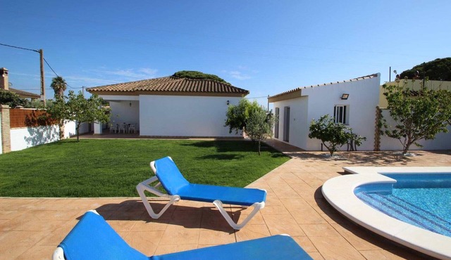 Nice holiday home with private pool and large garden, barbecue terrace, near to the pine-forest, with Wifi, sleeps 6-7