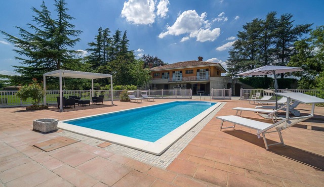 Nice home in Asti with jacuzzi