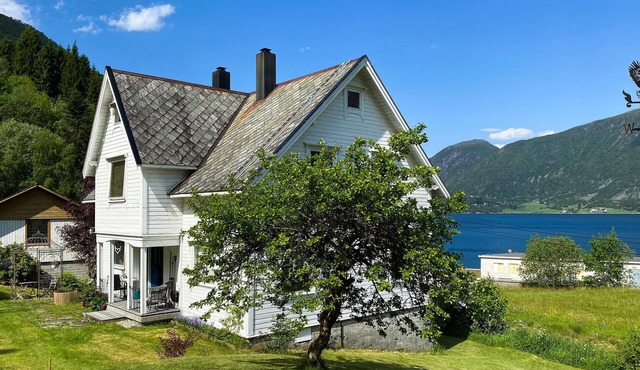 Nice home in Austefjorden