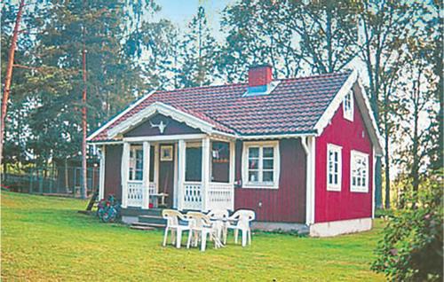 Nice Home In Blomstermåla With Sauna
