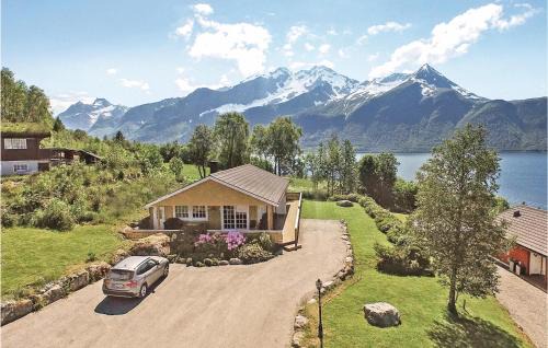 Nice Home In Hundeidvik With House Sea View