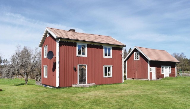 Nice home in Lenhovda with kitchen