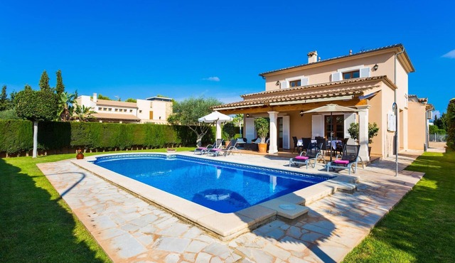 Nice home in Sa Coma with private swimming pool, can be inside or outside