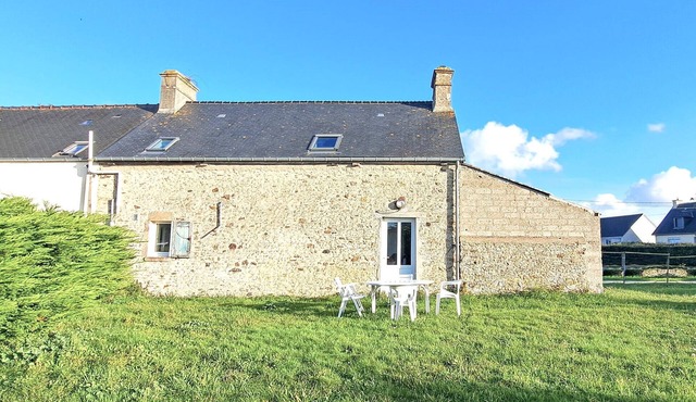 Nice home in Saint Marcouf with WiFi