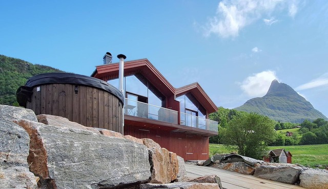 Nice home in Straumgjerde