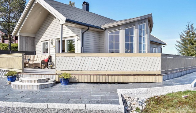 Nice home in Torangsvåg with WiFi