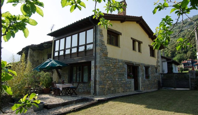 NICE HOUSE WITH GARDEN BETWEEN THE MOUNTAINS AND THE SEA