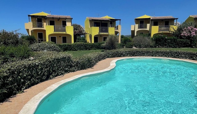 Nice house with swimming pool at 10 metres