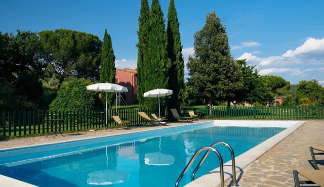 Nice room for 10 people with pool, A/C, WIFI, TV, veranda and pets allowed, close to Perugia