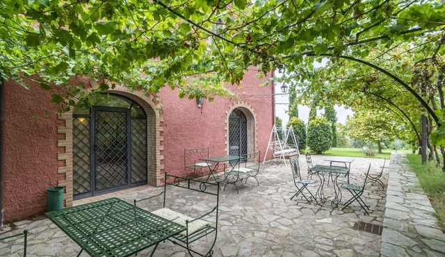 Nice room for 4 people with pool, A/C, WIFI, TV, veranda and pets allowed, close to Perugia