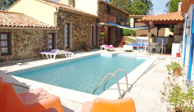 Nice rustic V3 house with pool in a very quiet and comforting place