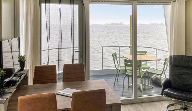 Nice ship in Biddinghuizen with kitchen