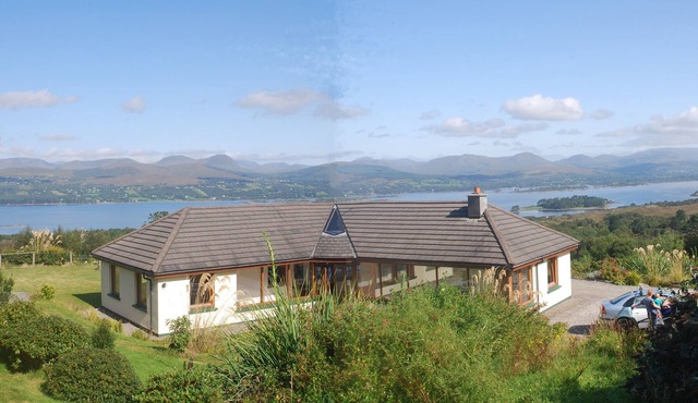 Nice spacious house with spectacular view(May to Sept only Saturday to saturday)