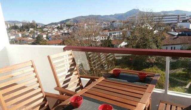 Nice studio downtown with parking, pets allowed