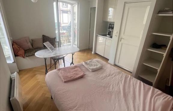 Nice studio overlooking the Notre Dame Cathedral