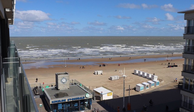 Nice studio with lateral sea view right at the beach