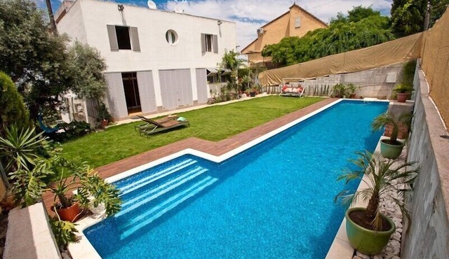 Nice studio with pool (16 * 3m salt water/no chlorine), Wifi and garden
