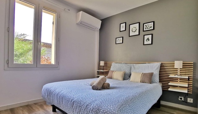 Nice T2 with small garden and parking near the historic city center