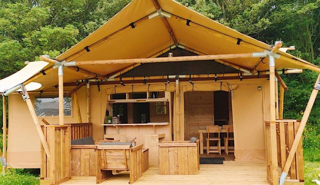 Nice tent with bathroom, near a recreation area