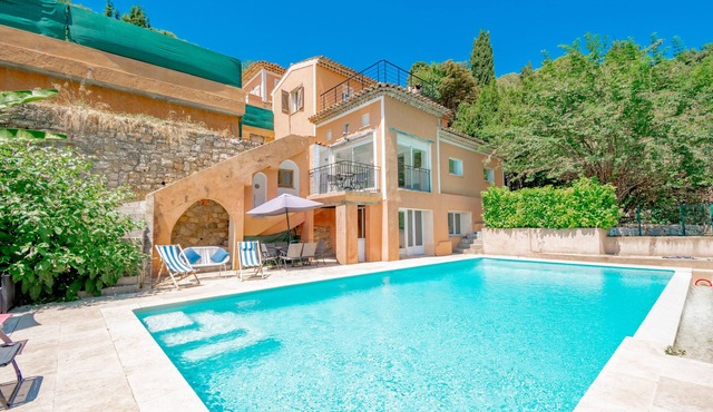 Nice villa in Vence with a large swimming pool