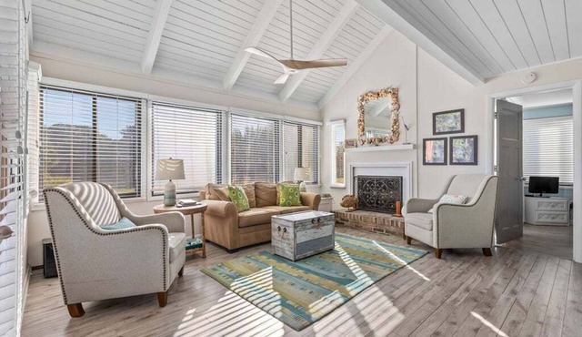 Nicely Decorated! Great Location! Amenity access included! Neighborhood Pool! No pets