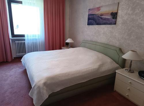 Nichtraucher-Zimmer, Privatunterkunft, mit Sonnenaufgang, Kühlschrank, Mikrowelle, Ventilator und ruhiger Innenhof Obergeschoss bei Koberstein