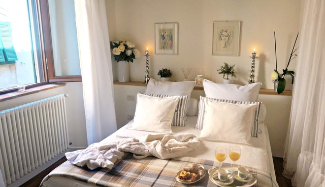 Nido Bianco, Authentic Tuscany + garden + AC, village centre. Nr Pisa/Lucca