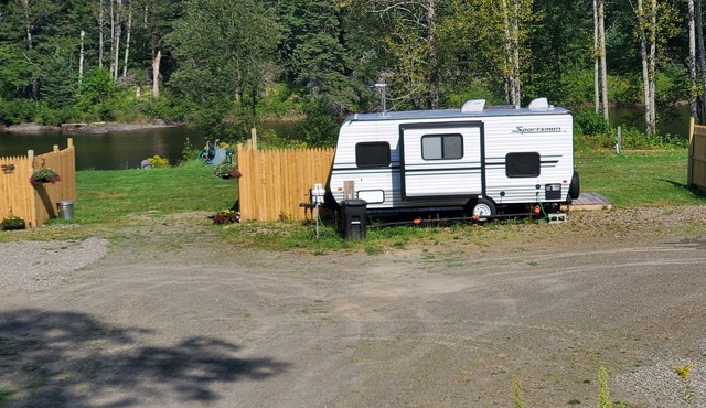 Nightly RV On-site rental. River front. Showerhouse with laundry.