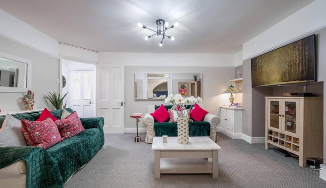 Niru Experience Chelsea Oasis with Courtyard
