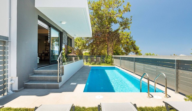 Nisos Villa, Pool & Heated SpaWhirlpool, Walking to Beach, Car Free holiday
