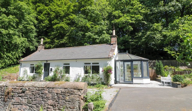 NITHBANK COTTAGE, pet friendly, with open fire in Thornhill