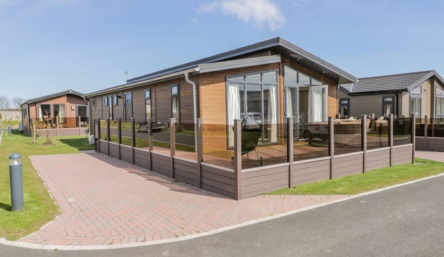 NO. 27 THE CRAB POT, pet friendly, with a garden in Staithes