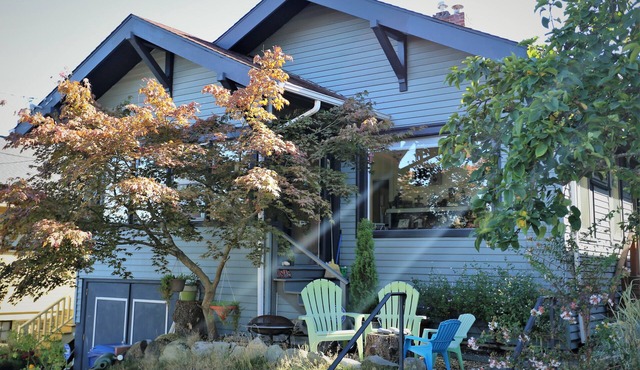 No Car Needed! Cozy Beacon Hill Apt by Light Rail, Stadiums, Downtown
