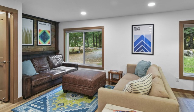No Cleaning Fee! Newly renovated cabin near Mt. Rainier. Sleeps 10!