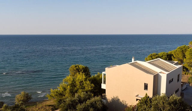 Nomia Villa, with Pool, Gym & Walk to the Beach