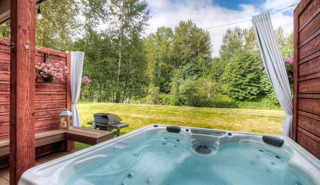 North Bend Escapes Moon River 4,5 - 2 Modern Townhomes on river, up to 12 guests
